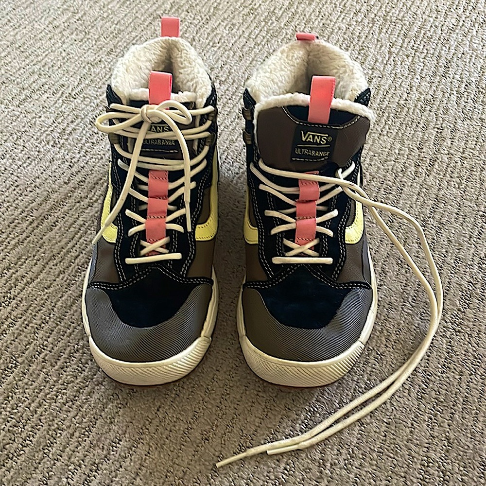 VANS like new only worn once ultra range sneaker boots Women’s size 9
